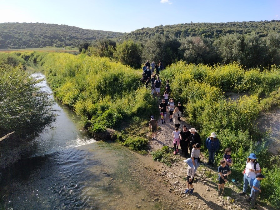 אפריל זורם במרחב מרכז